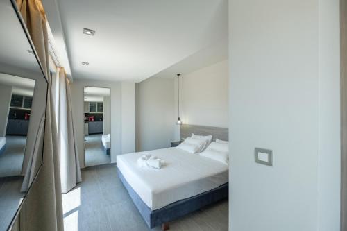 Sky-High Central Penthouse w. Stunning Views - 04