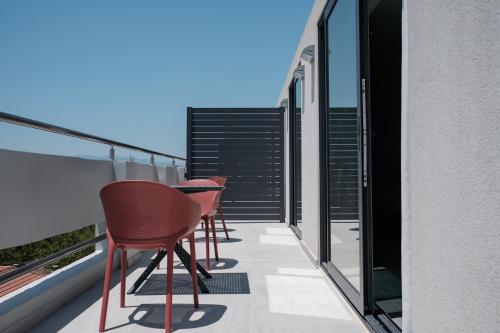 Sky-High Central Penthouse w. Stunning Views - 04