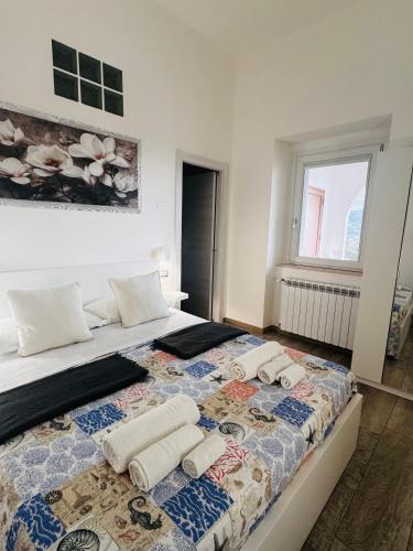 a bedroom with a bed with towels on it at Conte Cavour B&B in Peschici