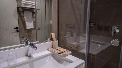 a bathroom with a shower and a sink with a towel at شقق فندقيه رسال in Ar Riyāḑ
