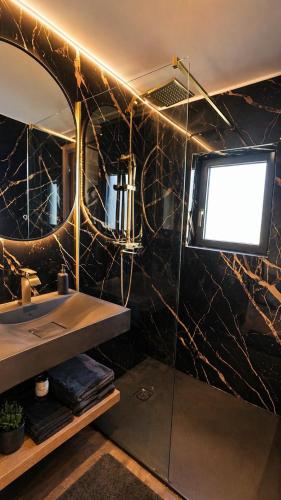 a bathroom with a sink and a mirror at Cottage de luxe en bois in Longnes