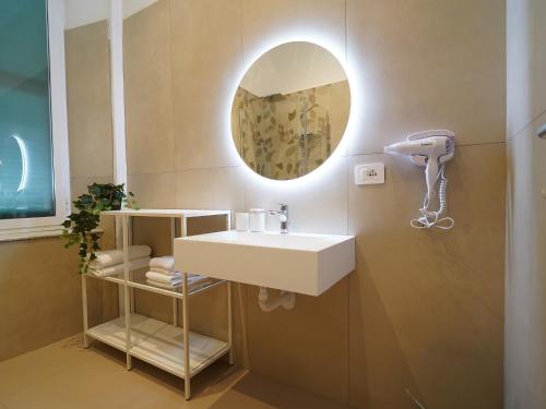 a bathroom with a white sink and a mirror at Incoming Medina in Naples