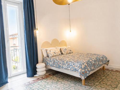 a bedroom with a bed with blue curtains and a window at Incoming Medina in Naples