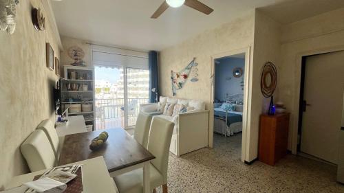Apartamento con Vistas al Canal y Terraza Roses