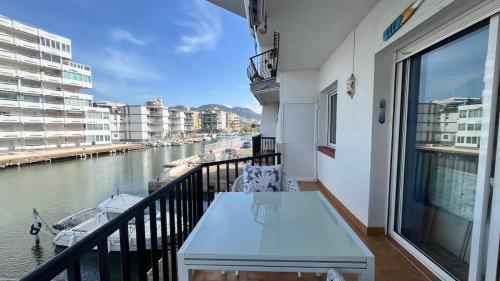 Apartamento con Vistas al Canal y Terraza Roses