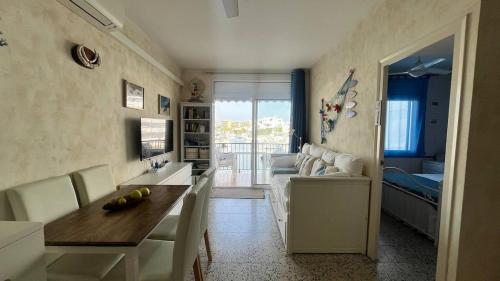Apartamento con Vistas al Canal y Terraza Roses