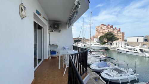 Apartamento con Vistas al Canal y Terraza Roses
