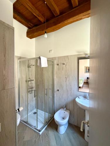 a bathroom with a shower and a toilet and a sink at B&B Leofreni Natura in Leofreni