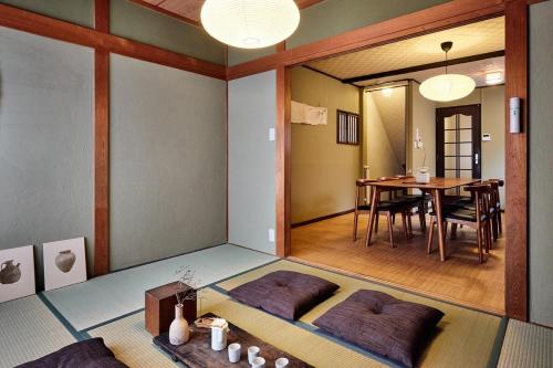 Japanese Modern and Antique 7-Minute Walk from the Station Direct Access to Namba in 7 Minutes Convenient for Kansai Airport, Kyoto, and Nara 7 Beds