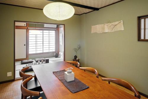 Japanese Modern and Antique 7-Minute Walk from the Station Direct Access to Namba in 7 Minutes Convenient for Kansai Airport, Kyoto, and Nara 7 Beds