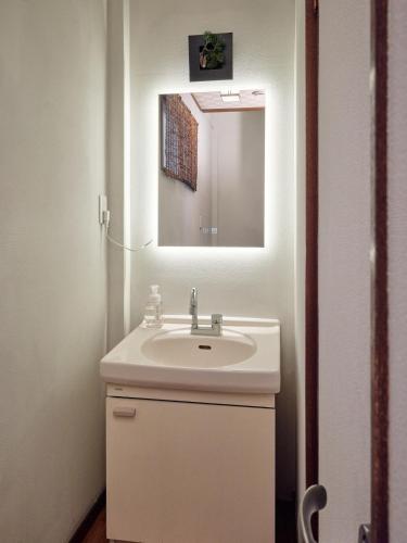 Japanese Modern and Antique 7-Minute Walk from the Station Direct Access to Namba in 7 Minutes Convenient for Kansai Airport, Kyoto, and Nara 7 Beds