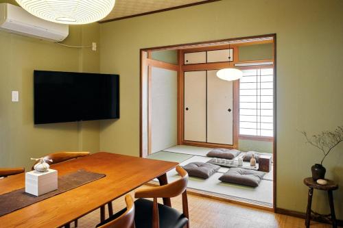Japanese Modern and Antique 7-Minute Walk from the Station Direct Access to Namba in 7 Minutes Convenient for Kansai Airport, Kyoto, and Nara 7 Beds