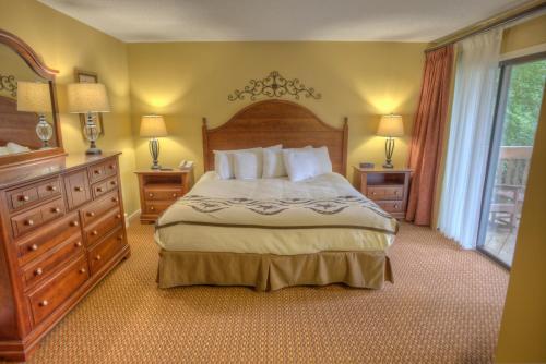 Кровать или кровати в номере Foxhunt at Sapphire Valley by Capital Vacations