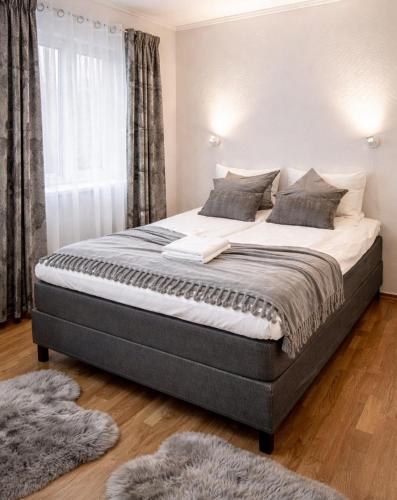 a bedroom with a large bed in a room at Stavanger Sea 1 Ultra Central Dali Apartament General Shop Open 7 l 7 in Stavanger