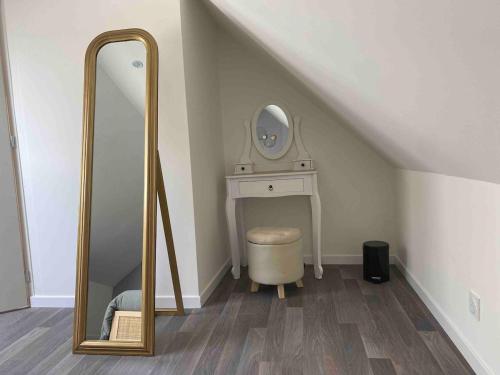a room with a mirror and a dressing table at La Stracciatella Saint-Aignan in Saint-Aignan