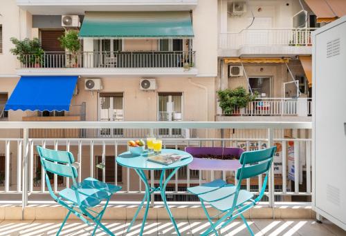1 A-Hop To Acropolis, Retro-Pop Apart with Balcony!