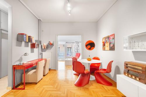 1 A-Hop To Acropolis, Retro-Pop Apart with Balcony!