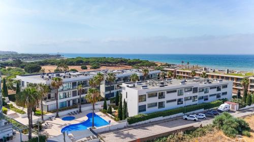 Beach & Swimming Pool - Elegance and Comfort