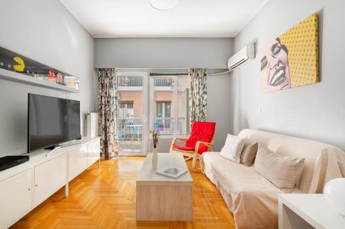 1 A-Hop To Acropolis, Retro-Pop Apart with Balcony!