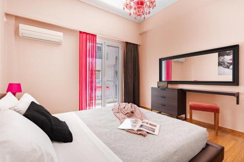 1 A-Hop To Acropolis, Retro-Pop Apart with Balcony!