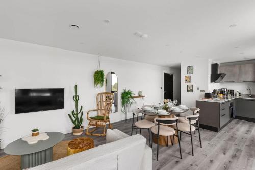 York 3BR Penthouse, Free Secure Parking, Luxury photo 6