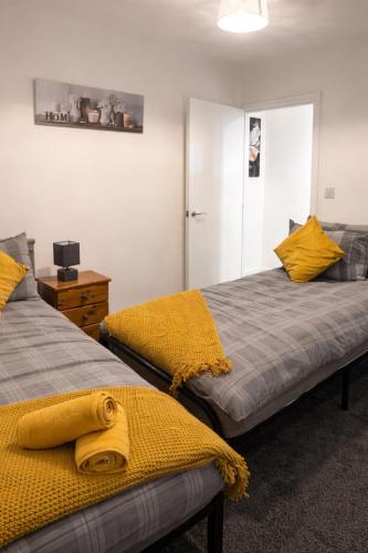 two beds sitting next to each other in a room at Peaceful 1BR Retreat Near Downtown in Manchester