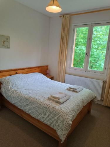 ein Schlafzimmer mit einem Bett, auf dem zwei Handtücher liegen in der Unterkunft Hotel du Centre in Châlus