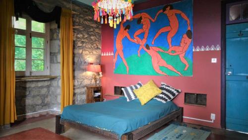 a bedroom with a bed with a painting on the wall at Quinta Maravista in Faial da Terra