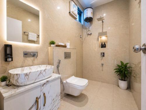 a bathroom with a sink and a toilet at Trishul inn in Rudraprayāg