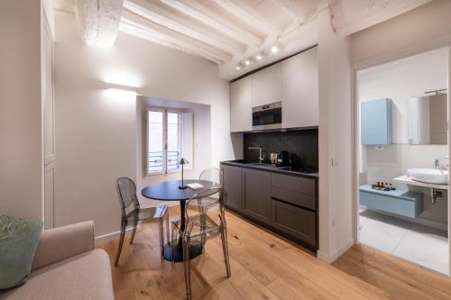 a kitchen and living room with a table and chairs at GL Suite Via Baglioni in Perugia
