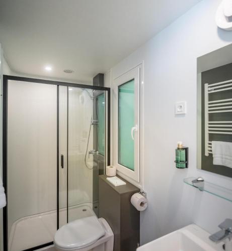 a bathroom with a shower and a toilet and a sink at Urban gardens - Lodge 2p in Ieper