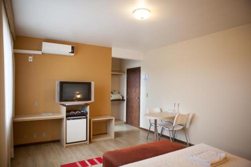 TV a/nebo společenská místnost v ubytování Hotel Palmeiras