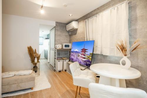 Newly built, Within walking distance of Nakameguro, 6 mins by train to Shibuya, 7 mins on foot to the station, 1 min on foot to the supermarket, Max 3 guests