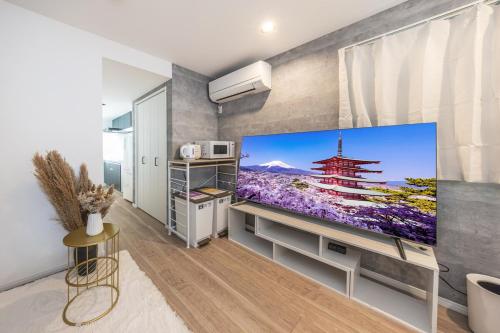 Newly built, Within walking distance of Nakameguro, 6 mins by train to Shibuya, 7 mins on foot to the station, 1 min on foot to the supermarket, Max 3 guests