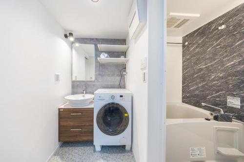 Newly built, Within walking distance of Nakameguro, 6 mins by train to Shibuya, 7 mins on foot to the station, 1 min on foot to the supermarket, Max 3 guests
