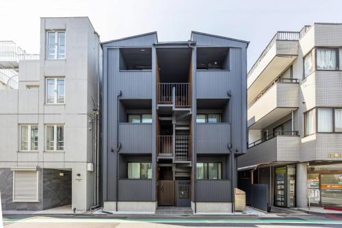 Newly built, Within walking distance of Nakameguro, 6 mins by train to Shibuya, 7 mins on foot to the station, 1 min on foot to the supermarket, Max 3 guests