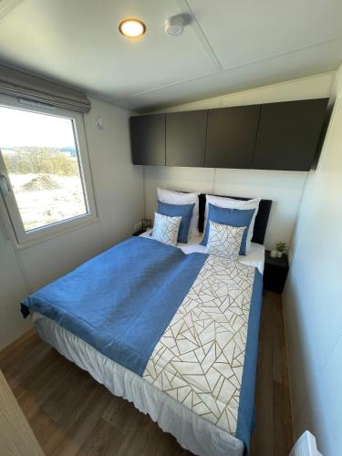 a bedroom with a bed and a window at Tinyhaushotel - Campingpark Nabburg in Nabburg