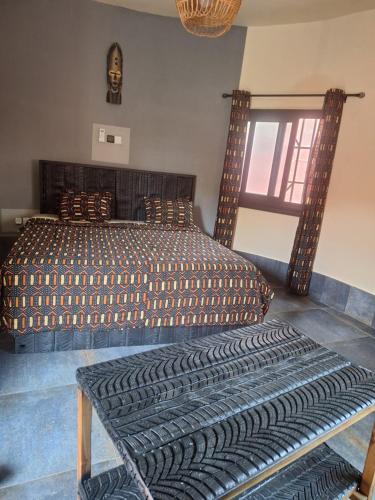 a bedroom with two beds and a window at MANGALA Hotel BIO in Palimé