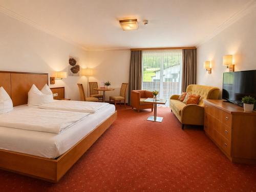 ein Hotelzimmer mit Bett und Flachbildfernseher in der Unterkunft first mountain Hotel Montafon in Gaschurn