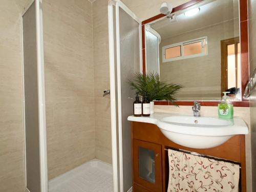 a bathroom with a sink and a shower at Casa Rural con Encanto Chimenea y Parking in Güéjar-Sierra