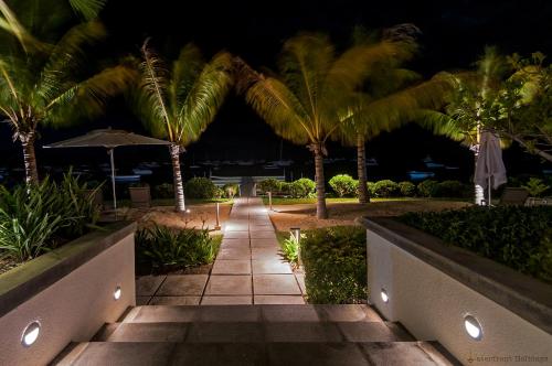 Latitude - with private plunge poolにある庭