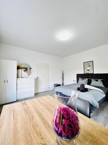 Cozy 2BR Apt & LR with Balcony Near Museum Gugging