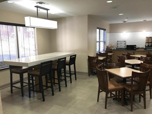 a dining room with tables and chairs in a restaurant at Country Inn & Suites by Radisson, Dalton, GA in Dalton