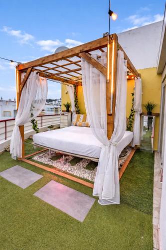Penthouse with Private Rooftop & Seaview