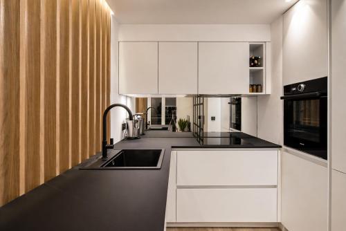 VACATELLA - LES PINS ENSOLEILLÉS, Appartement contemporain avec balcon et aperçu mer