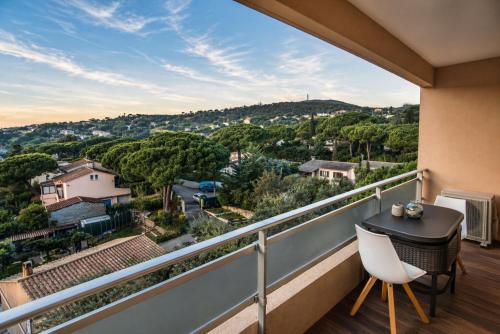 VACATELLA - LES PINS ENSOLEILLÉS, Appartement contemporain avec balcon et aperçu mer