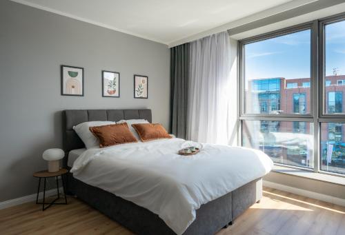 ProperUNIT Big City Lights Apartment with AC