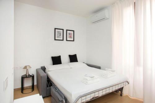 Navigli Studio 6 - Two Steps from Porta Genova by InnStay