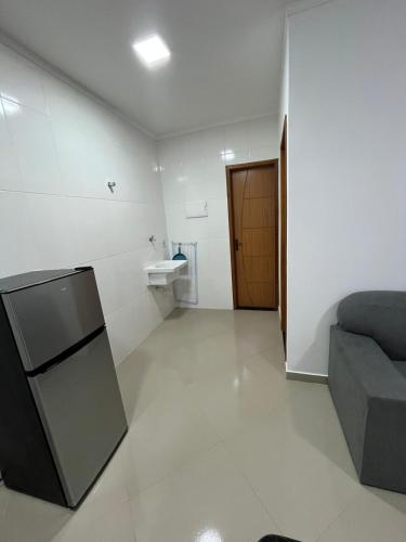 a living room with a couch and a sink at Sonho Meu in Saquarema
