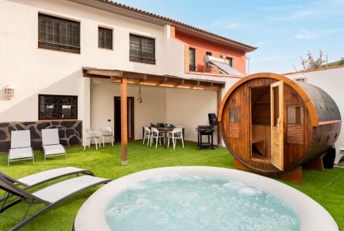 a pod on the lawn of a house with a hot tub at Eden Rentals Villa Marysol in Sauzal